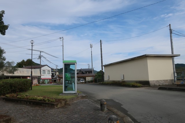 伊予宮野下駅　駅前
