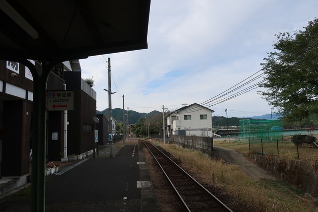 松丸駅 ホーム