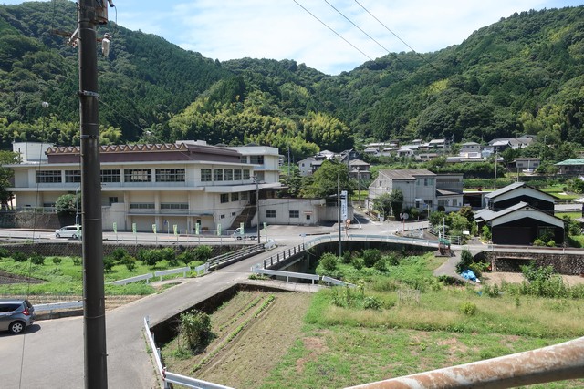 伊予大平駅 駅前