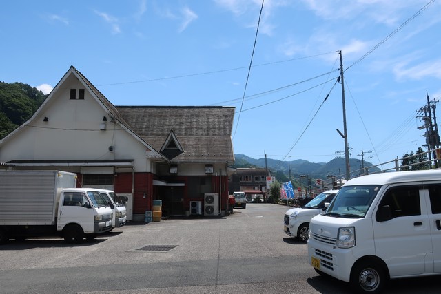 伊予中山駅 駅前