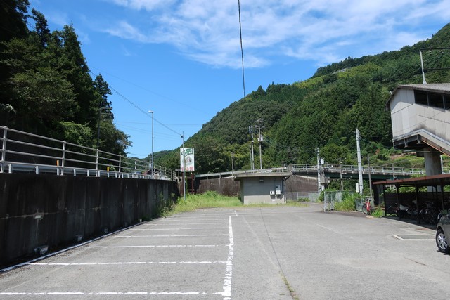 伊予中山駅 駅前