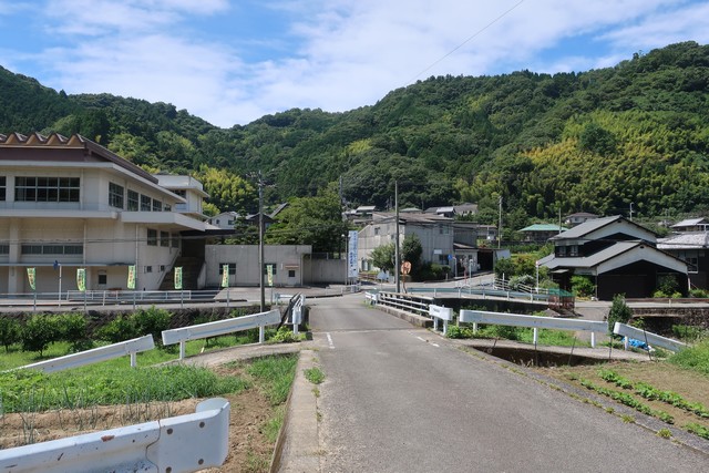 伊予大平駅 駅前