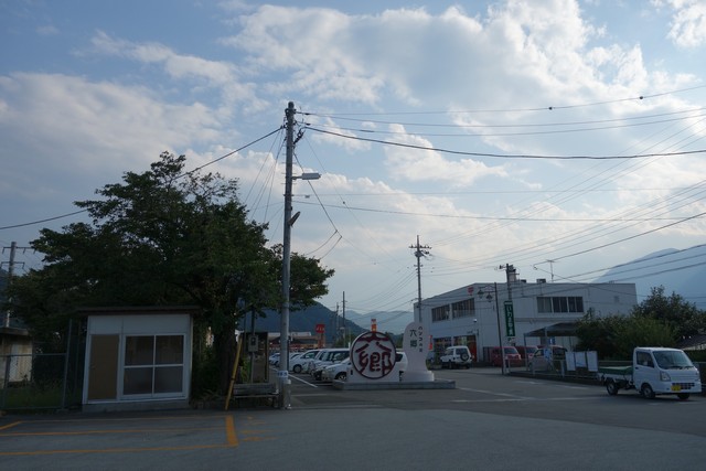 甲斐岩間駅 駅前
