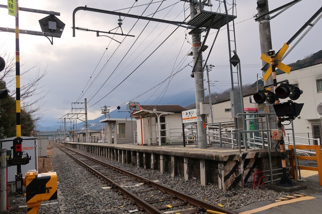 落居駅 駅前
