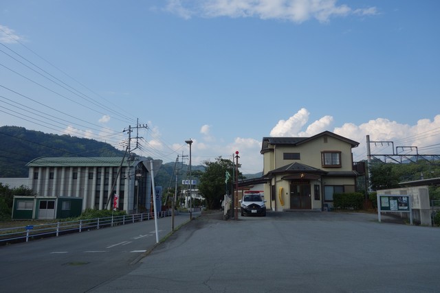 甲斐岩間駅 駅前