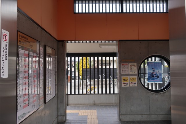 市川本町駅 駅舎