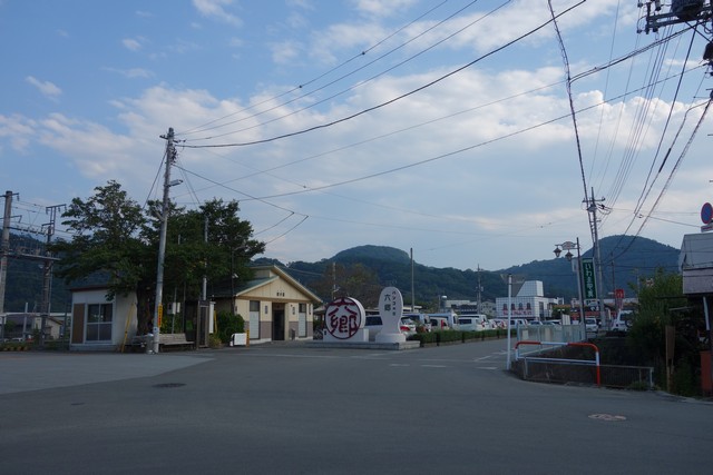 甲斐岩間駅 駅前