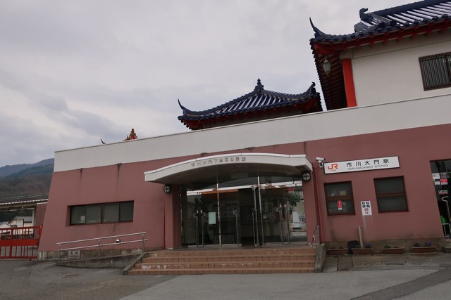 市川大門駅 駅前