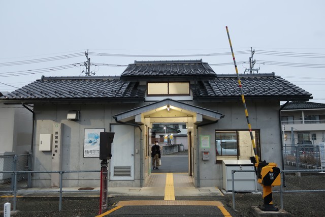 国母駅 駅舎