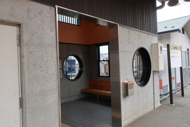 市川本町駅 駅舎