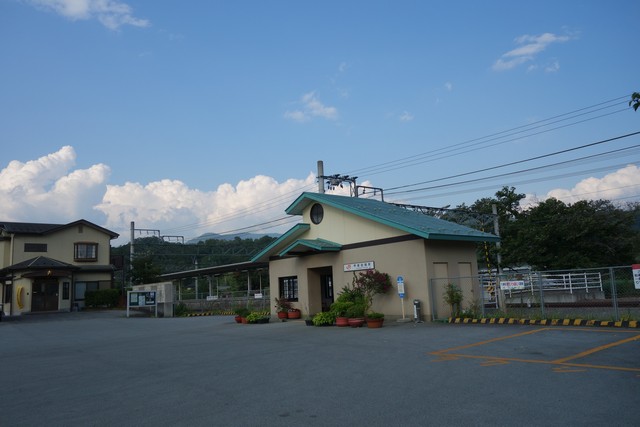 甲斐岩間駅 駅前