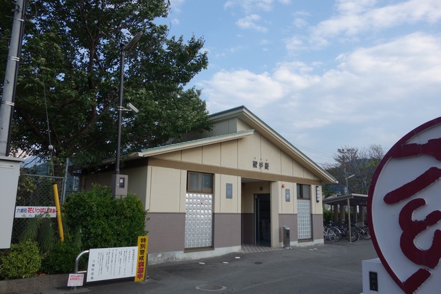 甲斐岩間駅 駅前