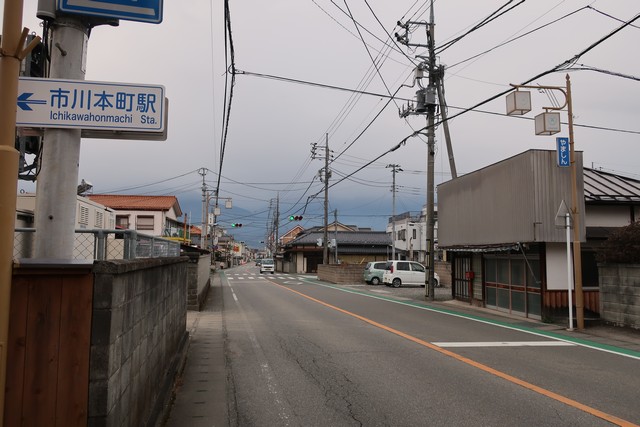 市川本町駅 駅前