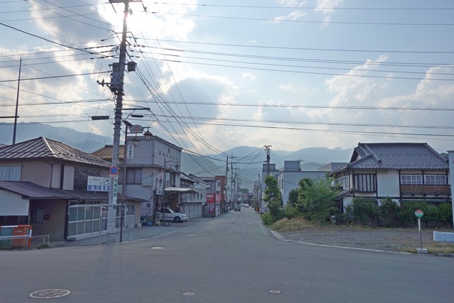 甲斐岩間駅 駅前