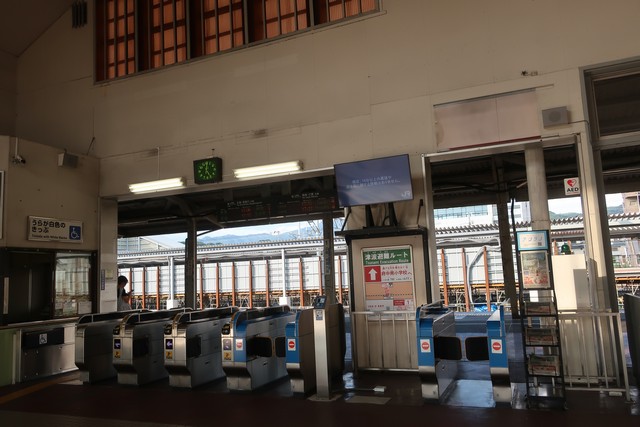向洋駅 改札口