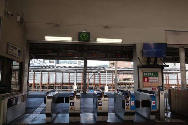 向洋駅 改札口