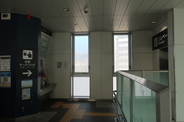 新白島駅 改札口