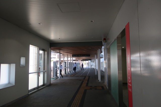 新白島駅 改札口