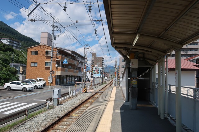 上八木駅 ホーム