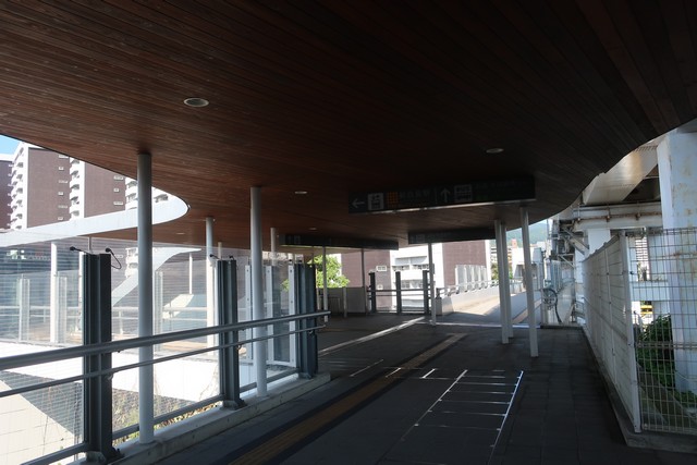 新白島駅 改札口