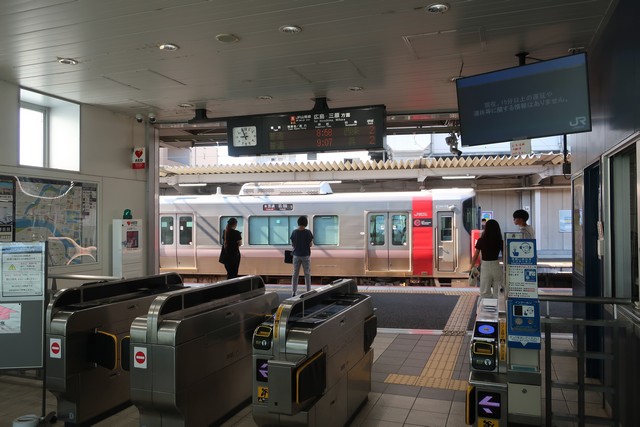 新白島駅 改札口