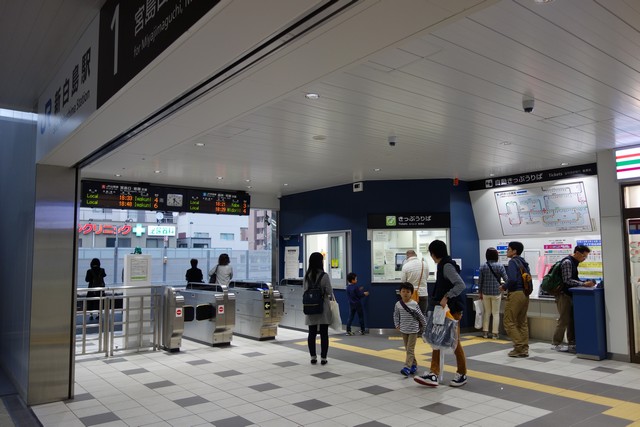 新白島駅 改札口