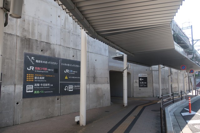 新白島駅 改札口