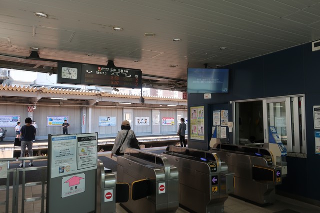新白島駅 改札口