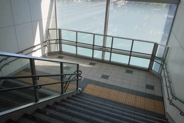 新白島駅 改札口