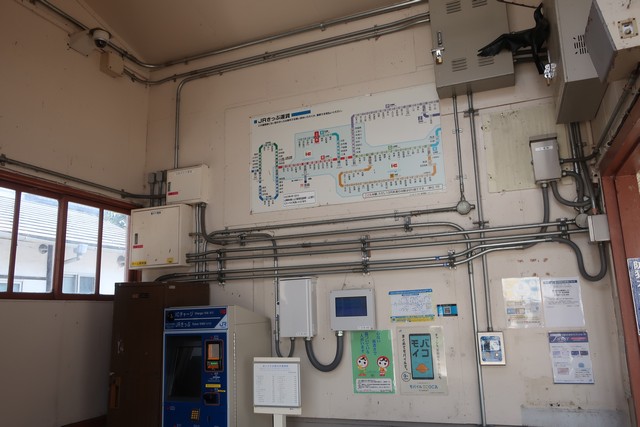 上八木駅 改札口