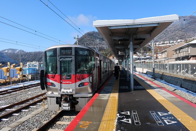 あき亀山駅 ホーム