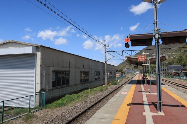 田沢駅 ホーム