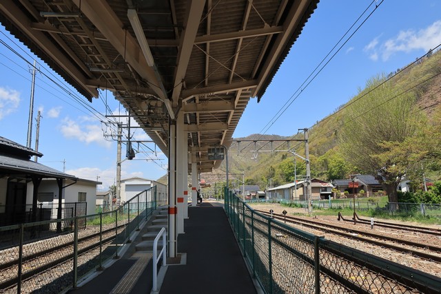 田沢駅 ホーム