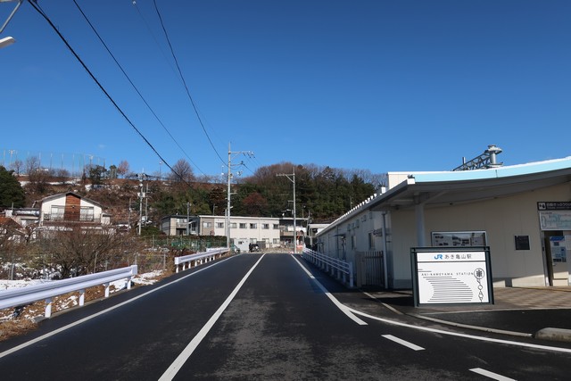 あき亀山駅 駅前