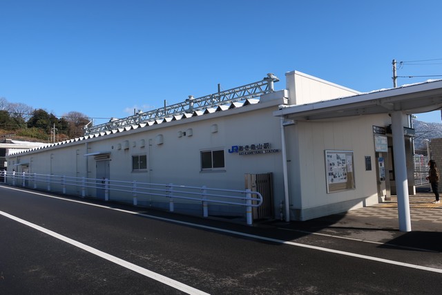 あき亀山駅 駅前