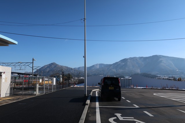 あき亀山駅 駅前