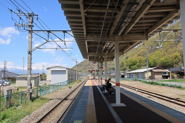 田沢駅 ホーム