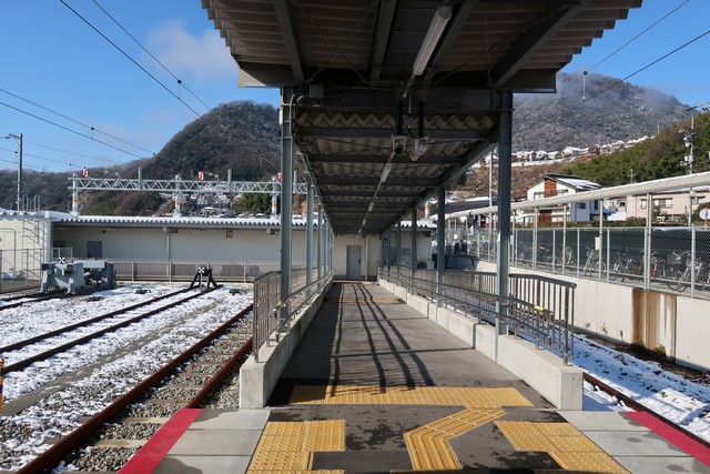 あき亀山駅 ホーム