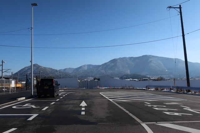 あき亀山駅 駅前