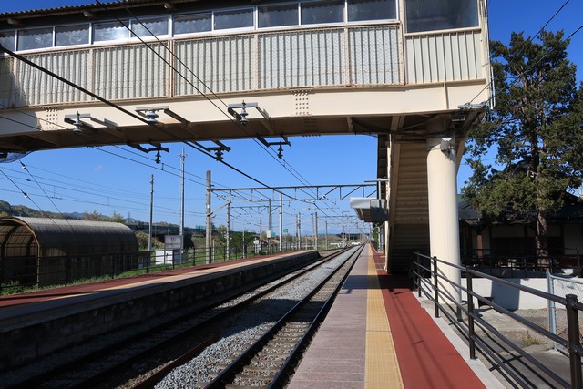 稲荷山駅 ホーム