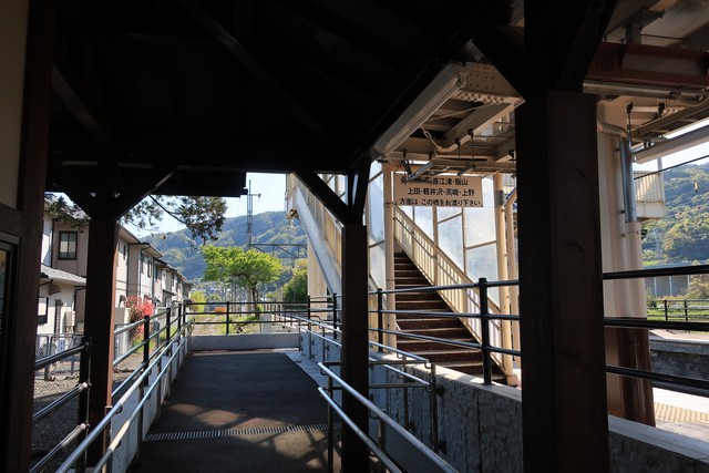 稲荷山駅 ホーム