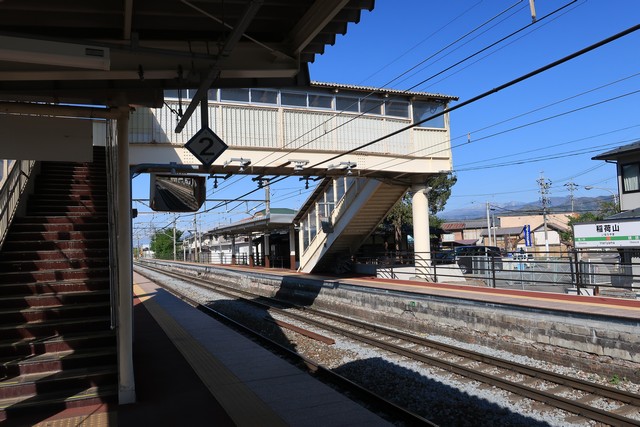 稲荷山駅 ホーム