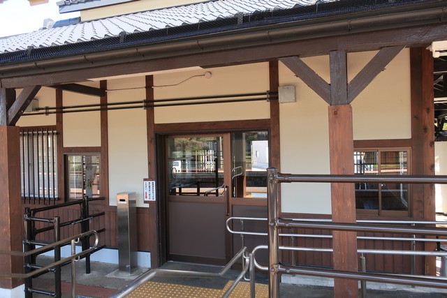 稲荷山駅 ホーム