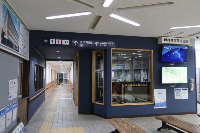 白老駅 改札口