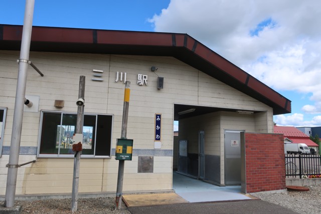 三川駅 駅舎