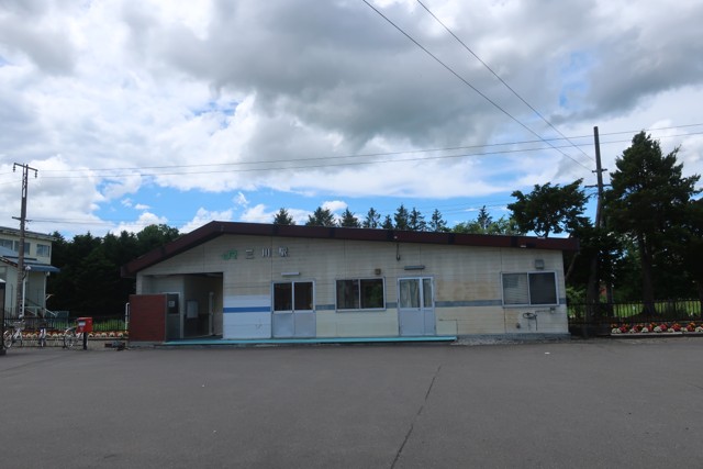 三川駅 駅舎